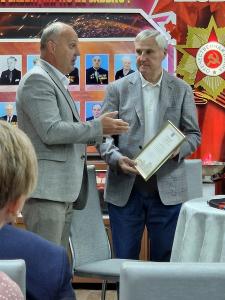 мэр вручает грамоту Мамаеву