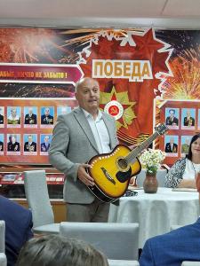 мэр передаёт гитару